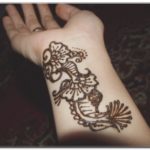 gambar henna di lengan tangan