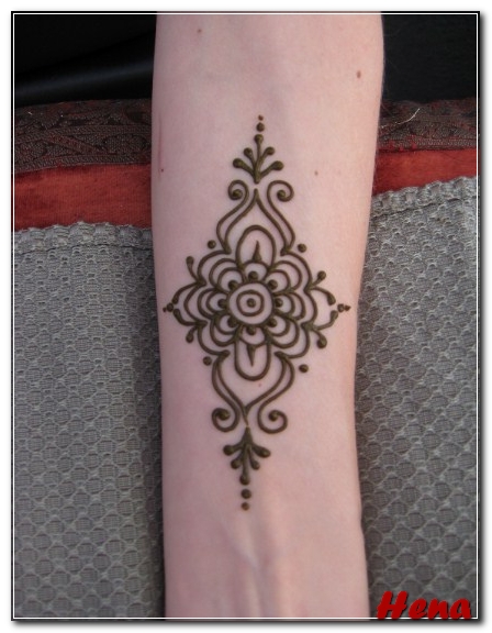 gambar henna di lengan tangan simple