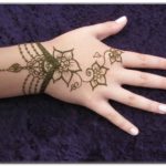 gambar hiasan tangan henna simple