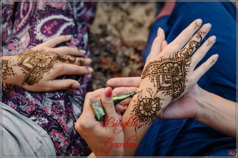 henna pengantin perempuan