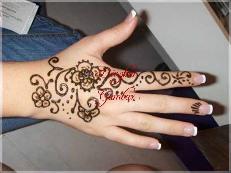 henna simple di tangan bunga
